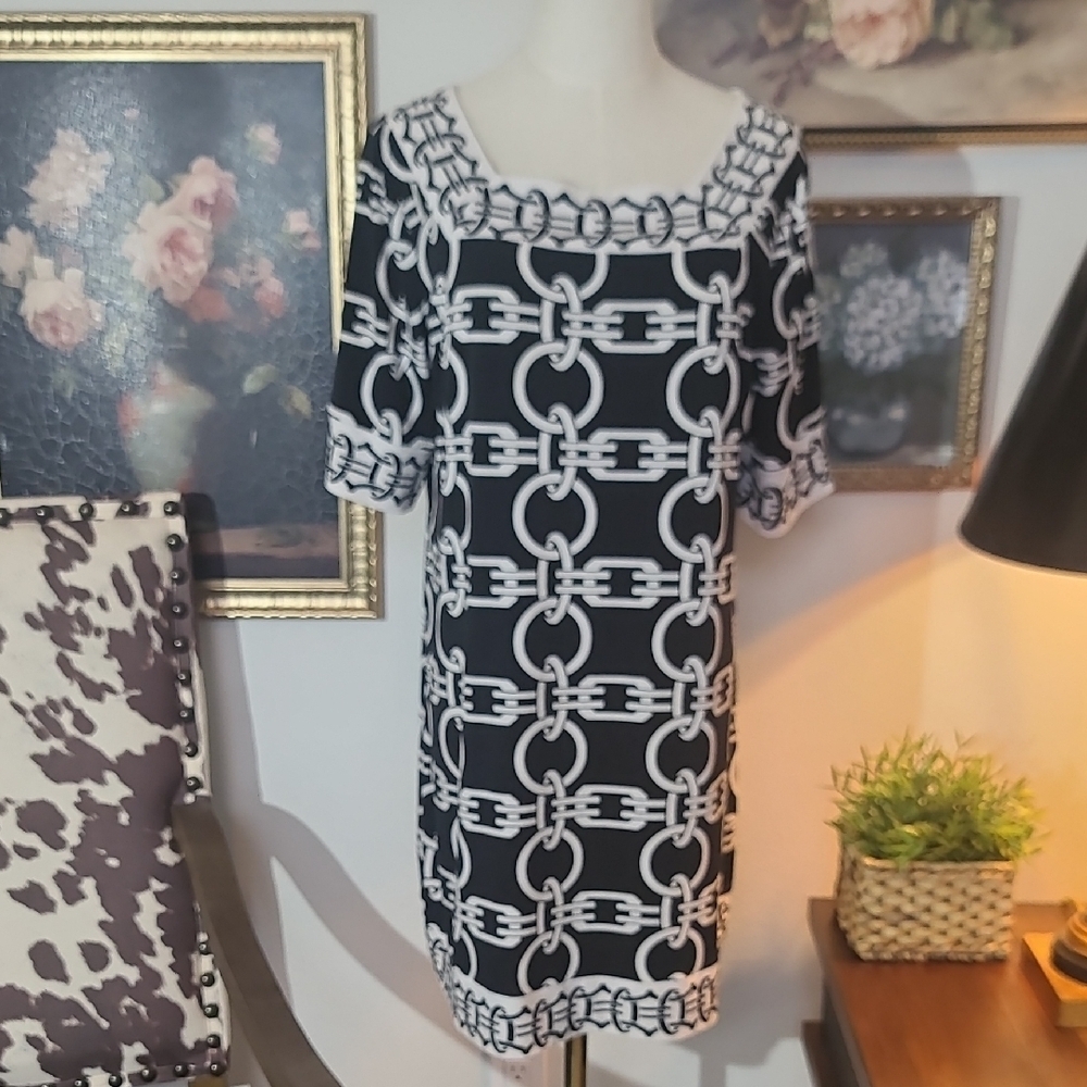 Alfani Woman Black & White Chain-Print Shift Dress